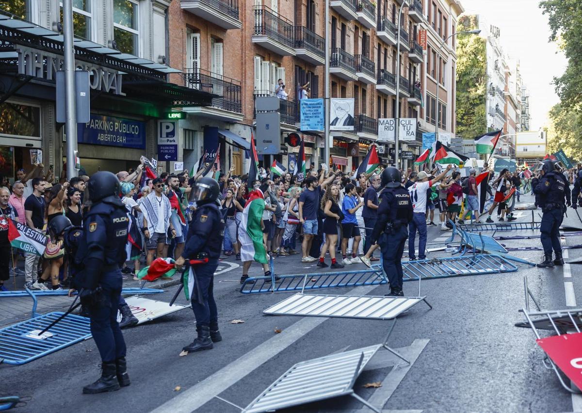 Imagen secundaria 1 - Spain's La Vuelta cycle race descends into chaos as pro-Palestinian protesters stop it reaching the finishing line
